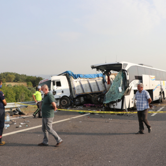 Stravičan sudar na auto-putu: Sedam osoba poginulo, 11 povređeno u sudaru autobusa i kamiona FOTO