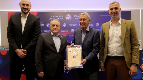 "Svi za jednog, jedan za svi" – Pešiću uručen simboličan poklon FOTO