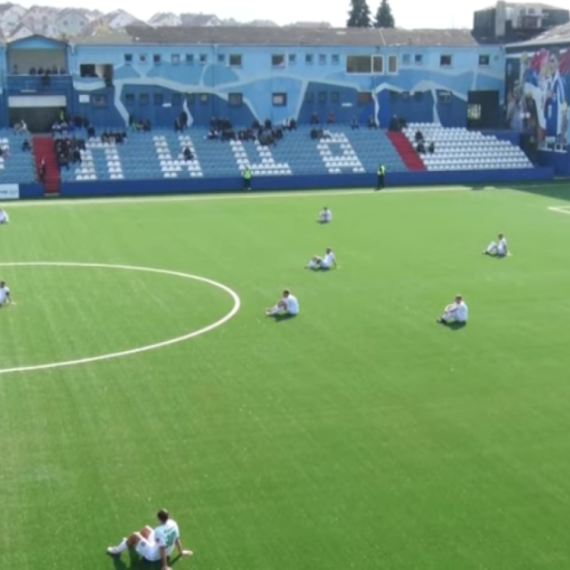Fudbaleri Inđije još jedan meč počeli sedeći – poruka je jasna VIDEO