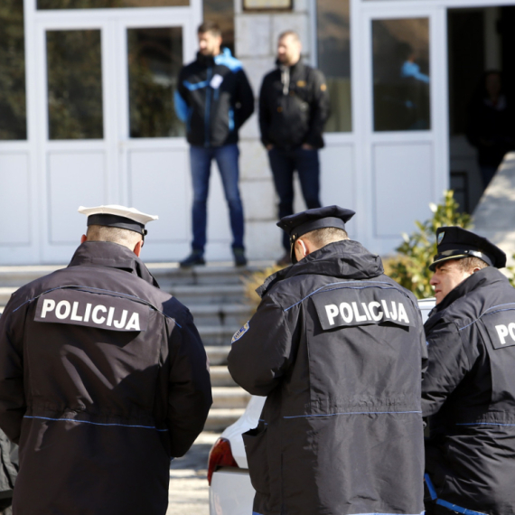 Lažna dojava o bombi u školi kod Travnika; Evakuisana i dva tržna centra