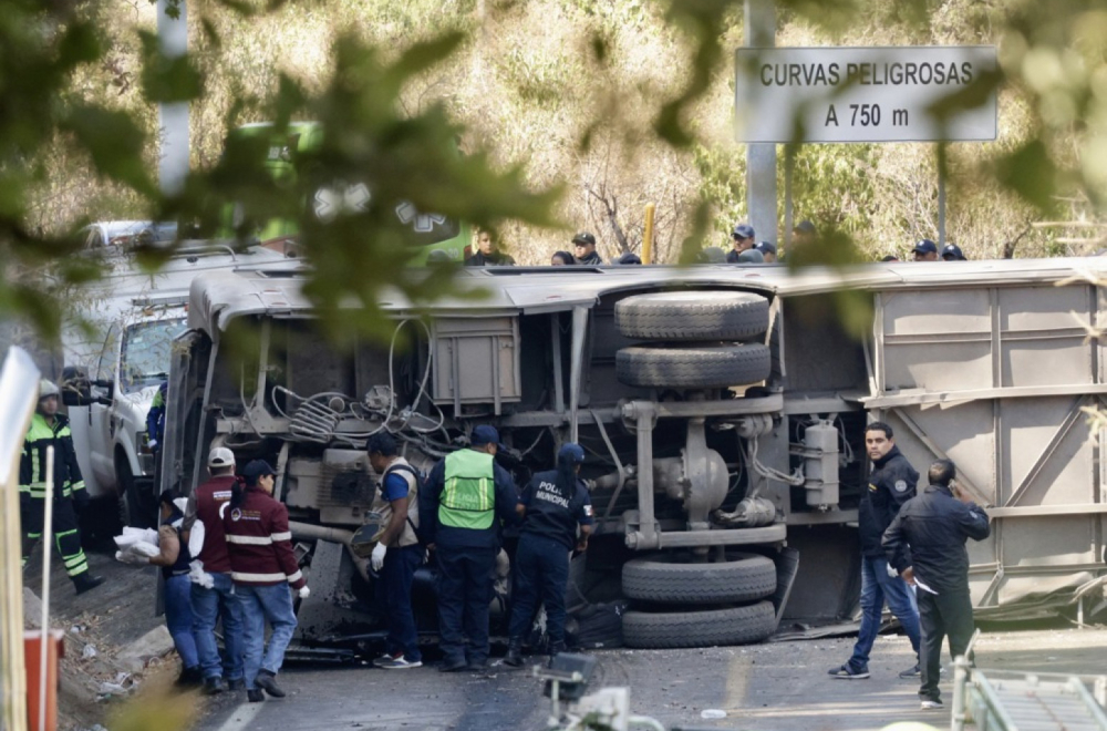 Tragedija na ostrvu: Autobus pun putnika se zabio u beton; Desetine mrtvih  FOTO
