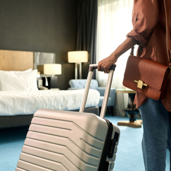 Hotel joj naplatio kaznu od 50.000 dinara,  a ona nije ni bila u sobi VIDEO