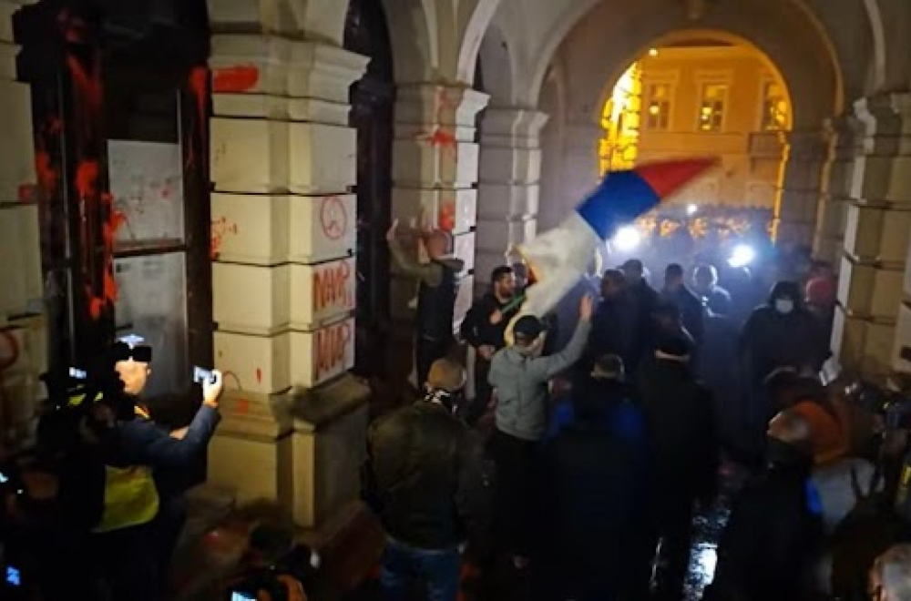 Kamenice i fekalije na Gradsku kuću u Novom Sadu – uništavanje kulturnog dobra FOTO/VIDEO