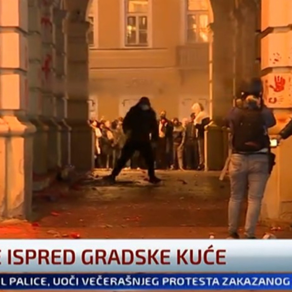 Terrible violence; Opposition supporters pour feces; Horrible scenes; Vučić in Novi Sad PHOTO/VIDEO