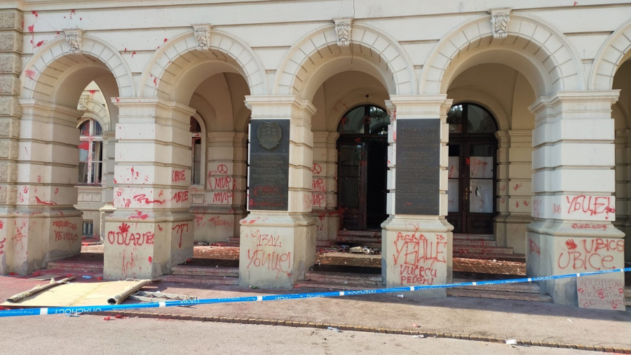 They devastated Novi Sad; Chaos and trash everywhere; Broken doors, broken windows... PHOTO/VIDEO