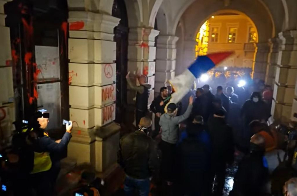 SNS of Belgrade condemned violence on the streets and the burning of Serbian flag: Savage and insane behavior