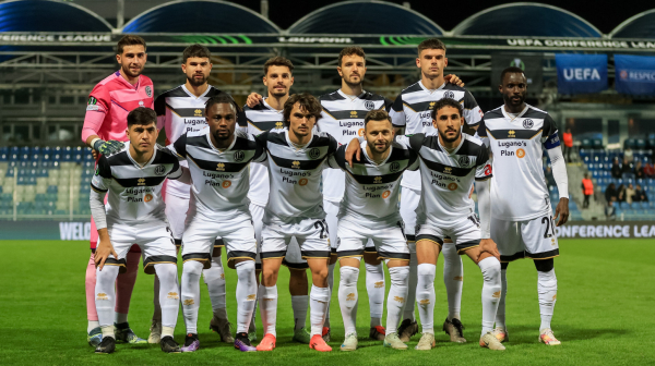 Delegacija FK Lugano položila cveće na mestu stradalih u Novom Sadu