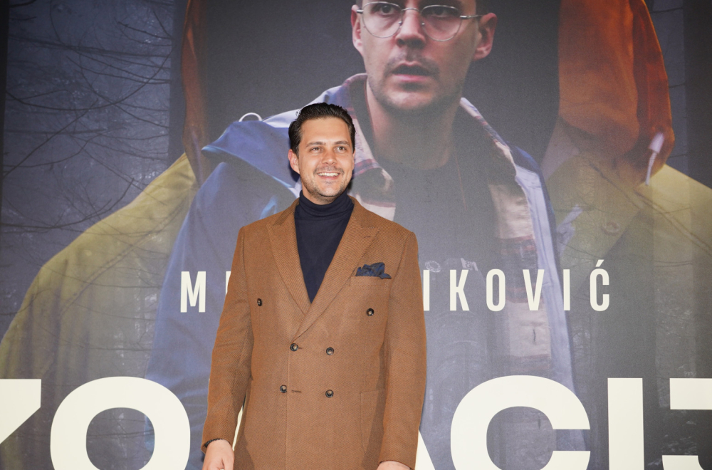 Biković prvi put u javnosti posle operacije: Na premijeru filma došao sa štakama VIDEO