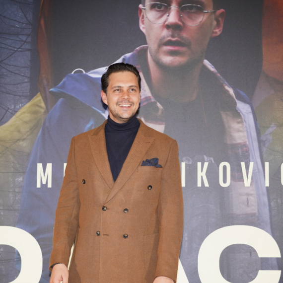 Biković prvi put u javnosti posle operacije: Na premijeru filma došao sa štakama VIDEO