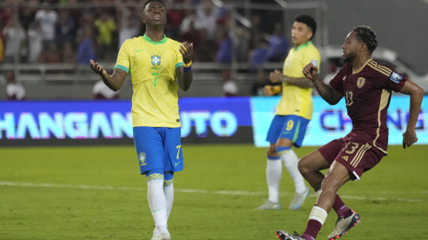 Totalna ludnica – Vinisijus promašio penal, Brazil žali zbog istorijskog remija VIDEO