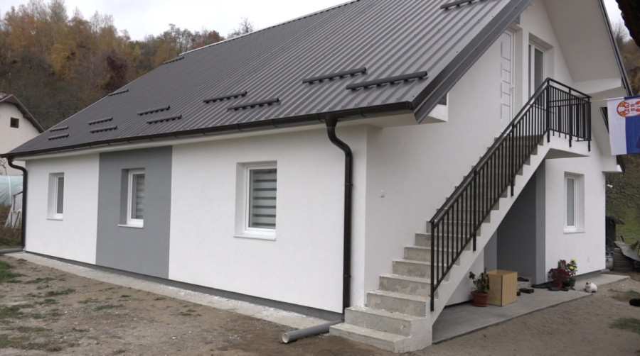 Jeziva hladnoća i trošna kućica na surovoj Goliji: Pet devojčica dobilo svoj novi i topli dom FOTO