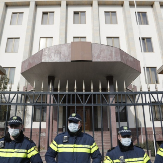 Vijore se zastave; Demonstranti preuzeli sve, predsedniku dali sat vremena za ostavku VIDEO