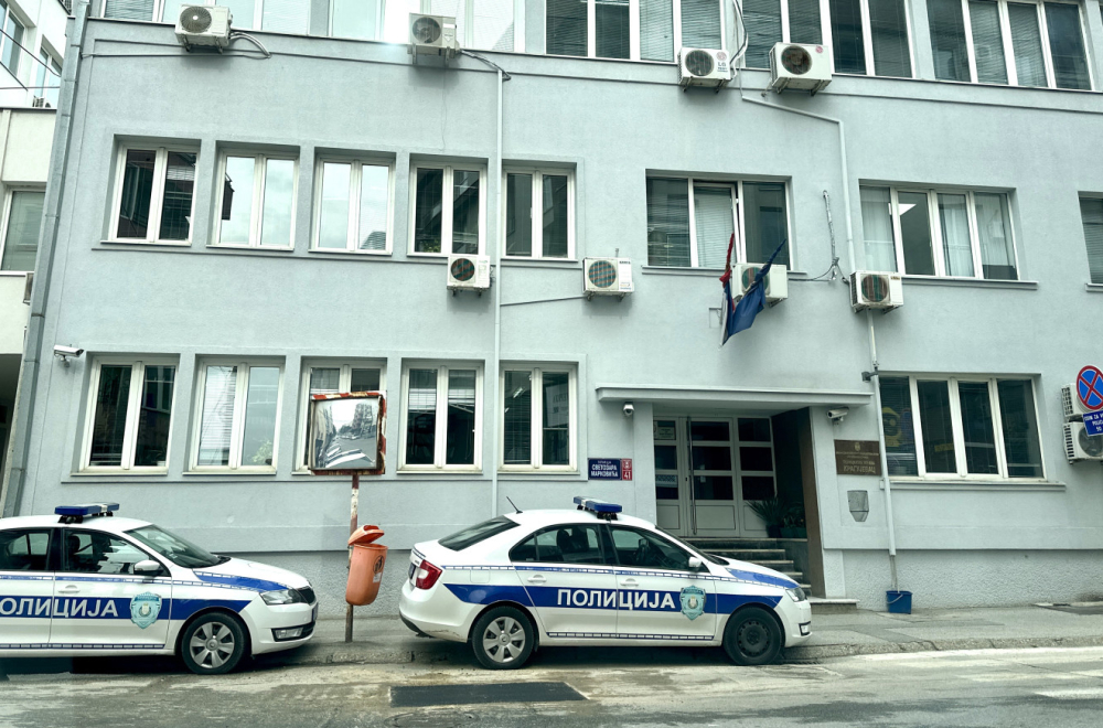 Još jedan incident u centru grada: Devojka razbila staklo na naplatnoj kućici i nasrnula na radnika