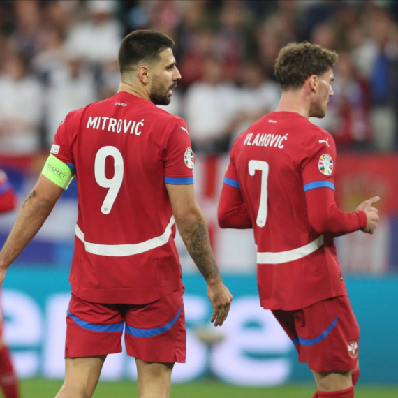 Vlahović i Mitrović među 100 najboljih fudbalera