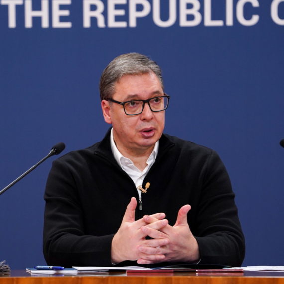 Vučić: "Preuzeli smo zastavu Ekspa"; "Čudo neviđeno tamo niče, obilaziću gradilište i u drugoj i trećoj smeni"