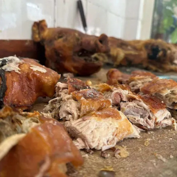 Čačanski pečenjari imaju pune ruke posla: Evo koliko košta kilogram prasetine, ali i jagnjetine