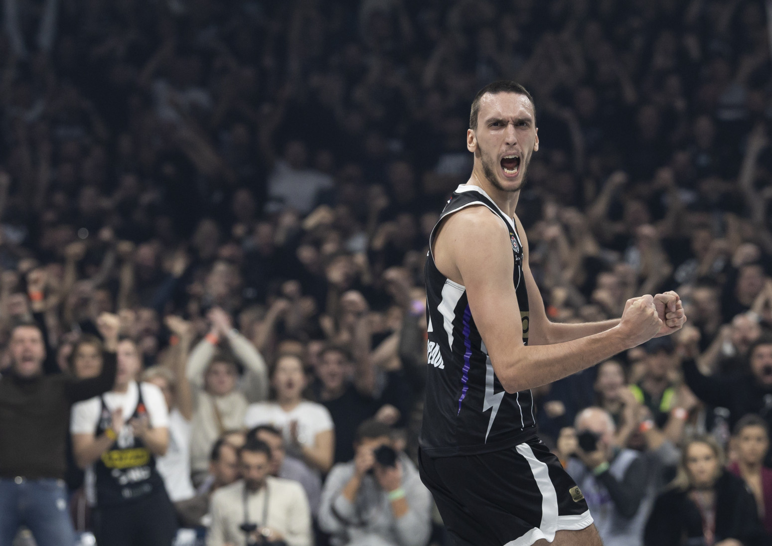 Osmani kaznio Partizan - Efes srušio crno-bele