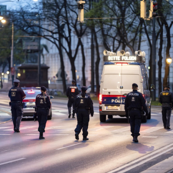 Drama in Austria: Three people dead outside restaurant; Man killed daughter and wife, then himself? PHOTO