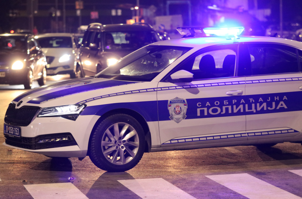 Džipom uleteo u raskrnicu i oborio semafor: Karambol na Lepeničkom bulevaru