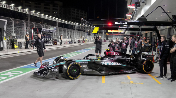 Britanci dominantni u Las Vegasu – Hamilton najbrži, Ferstapen u problemu