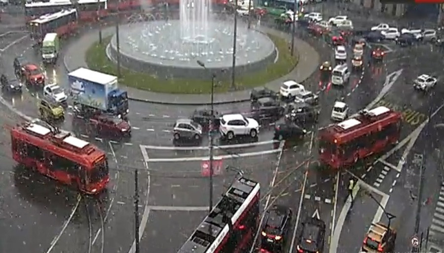 Sneg žestoko pada u Beogradu. Zavejaće nas totalno? Kamere snimile: Kolaps je svuda VIDEO/FOTO