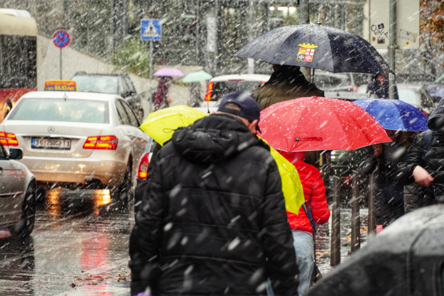 Sneg žestoko pada u Beogradu. Zavejaće nas totalno? Kamere snimile: Kolaps je svuda VIDEO/FOTO