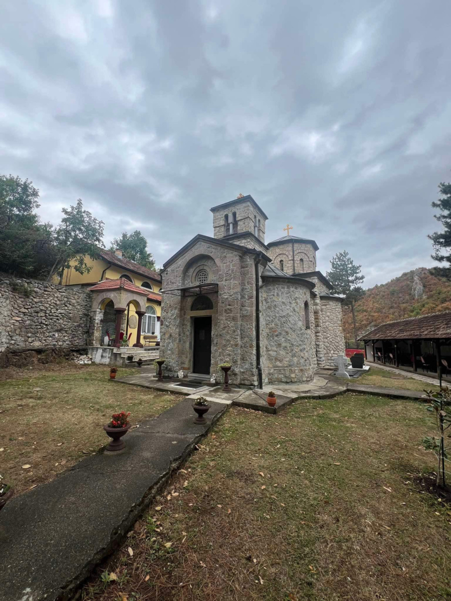 Serafim Rus je doneo ovu čudotvornu ikonu u Srbiju koja štiti mnoge: Čuva se u jednom od najlepših manastira