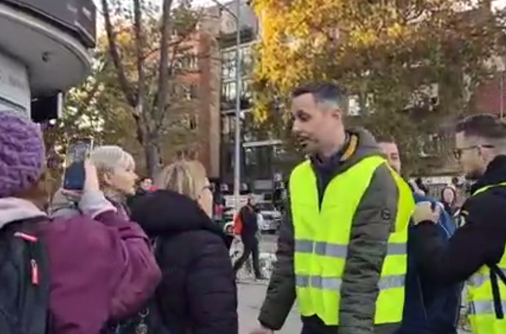 Gruhonjić i njegova banda počeli da tuku žene: Njihov "novinar" im se unosi u lice VIDEO