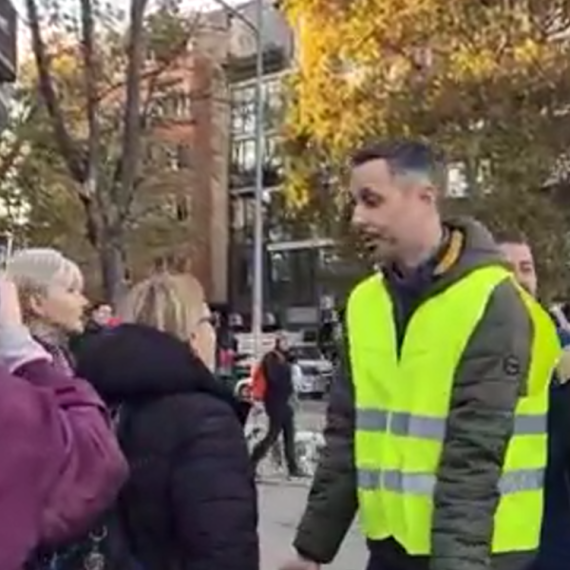 Gruhonjić i njegova banda počeli da tuku žene: Njihov "novinar" im se unosi u lice VIDEO