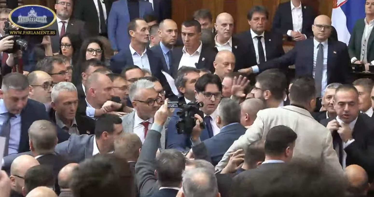 Opozicija pravila haos u Skupštini: Čupali mikrofone da zaustave povećanje penzija i plata FOTO