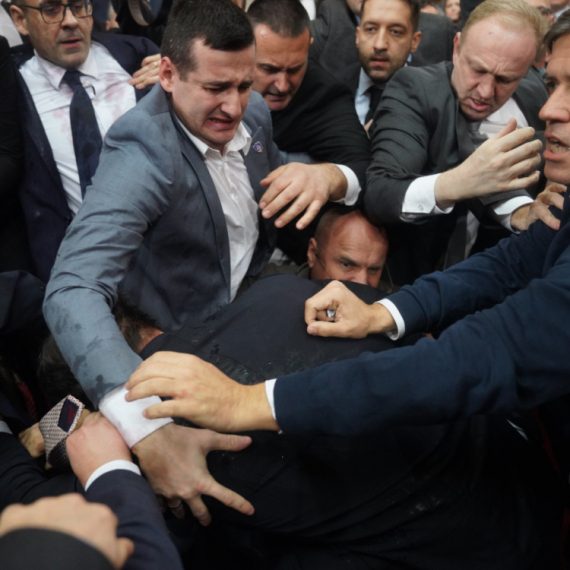 Opozicija nastavila da pravi haos; Brnabić zaključila raspravu: Nećete nas pobediti FOTO/VIDEO