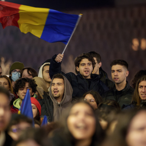 Romanians on their feet: We won't have him