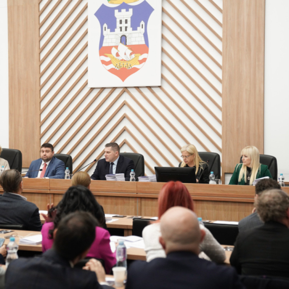 Skupština grada usvojila poreske stope na imovinu za 2025. godinu; Opozicija ponovo pravila haos VIDEO