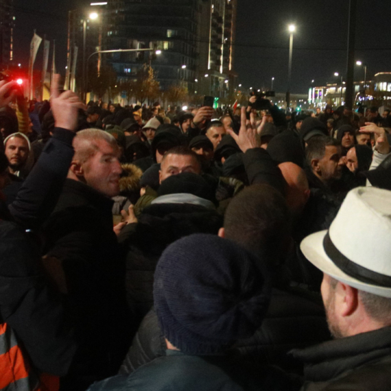 Svaka laž je dozvoljena: Demonstranti koji napadaju su za Šolakove medije žrtve, a druga strana je uvek kriva