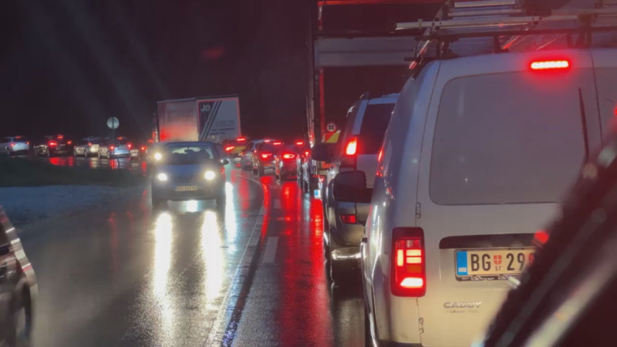 Stravičan udes; Otac i sin podleteli pod kamion, od siline udara sa oba vozila otpali točkovi FOTO/VIDEO