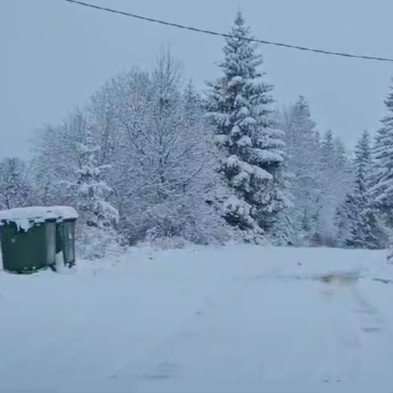 Srbija zavejana: Napadalo i metar snega, putevi zatrpani FOTO/VIDEO