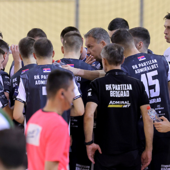 Haos na Banjici: "Grobari" bacili topovske udare, igrači AEK-a pobegli sa terena!