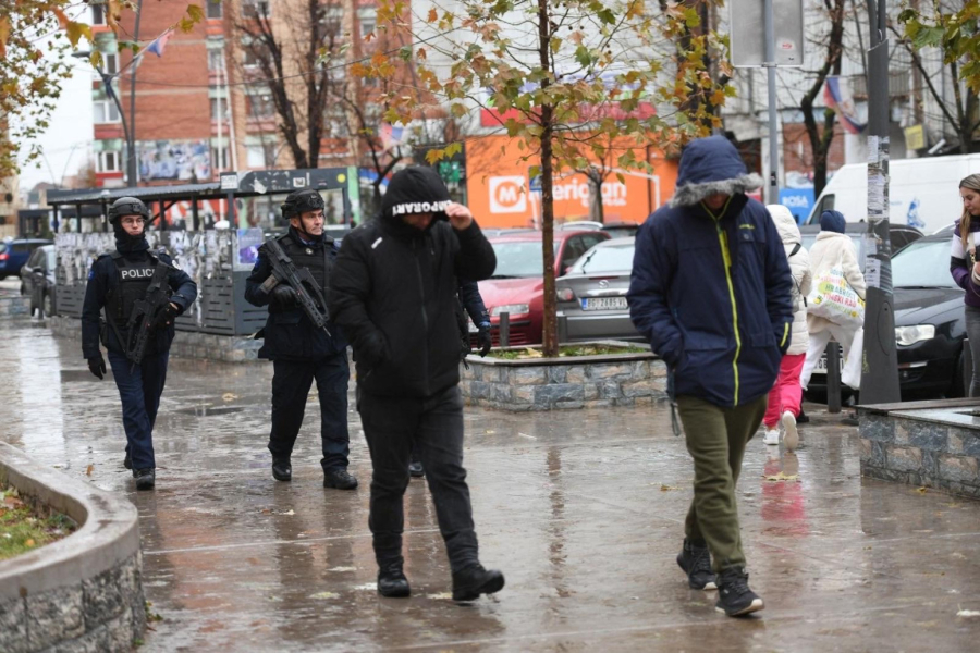 Kurtijevi specijalci sa dugim cevima na severu KiM: Ima ih na svakoj raskrsnici FOTO