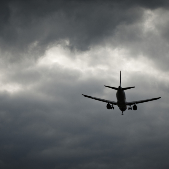 Avion pun putnika hitno preusmeren