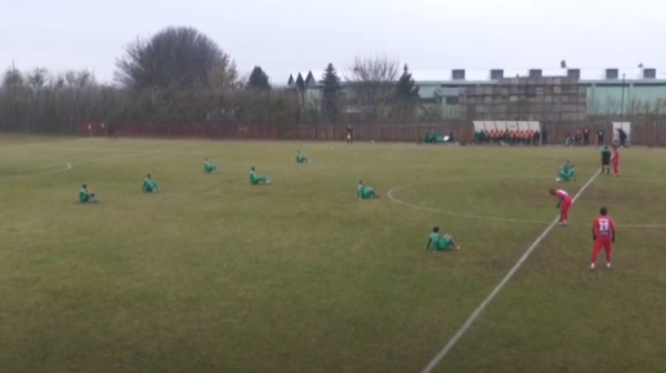 Meč počeo, igrači sede na terenu – fudbaleri Inđije ponovo poslali važnu poruku VIDEO