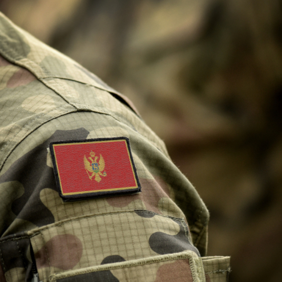 Skandal: Crnogorski vojnik pokazivao "dvoglavog orla" na proslavi FOTO