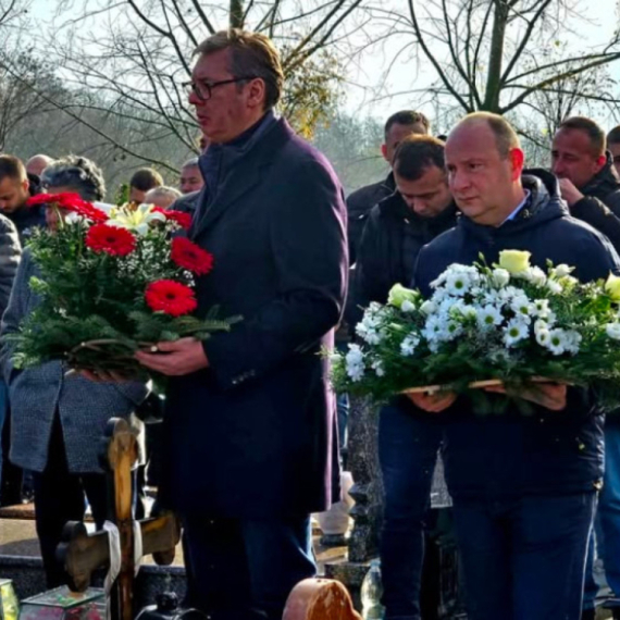 Vučić prisustvovao pomenu Nemanje Komara: Postaraću se da stradali nikada ne budu zaboravljeni FOTO