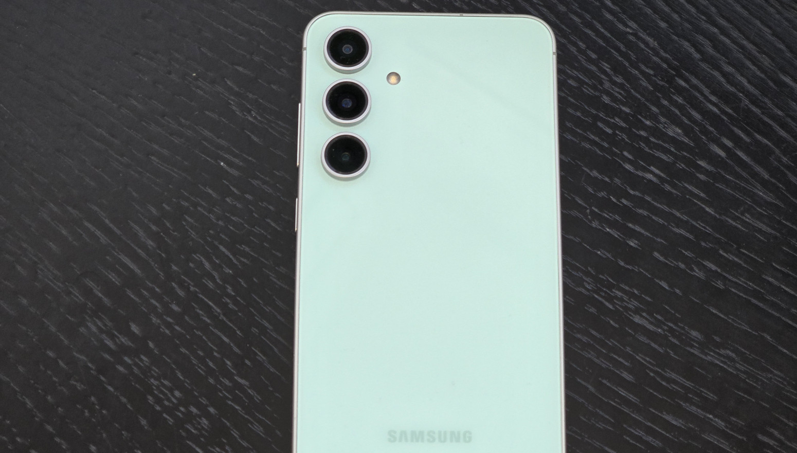 Galaxy S24 FE: Testirali smo najnoviji Samsungov telefon za fanove