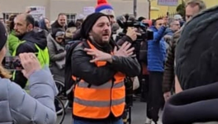 Skandal: Antisrpska opozicija provocira; Na protestu promovišu dvoglavog orla, simbol "velike Albanije" FOTO