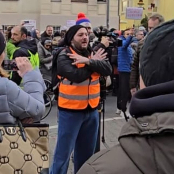 Skandal: Antisrpska opozicija provocira; Na protestu promovišu dvoglavog orla, simbol "velike Albanije" FOTO