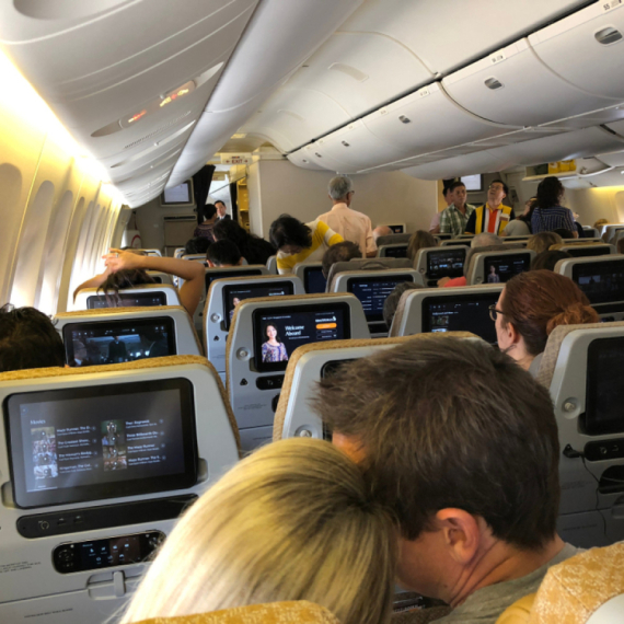 Hteo bolje mesto u avionu i doplatio 73 evra: Završio tik do toaleta FOTO