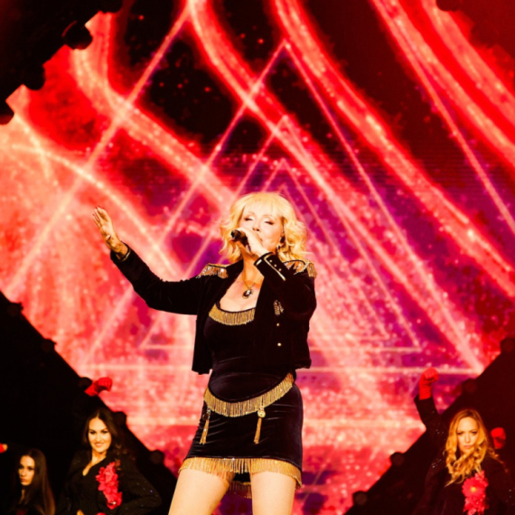 Brena sa slomljenom nogom održala koncert, oglasila se iz bolnice FOTO/VIDEO