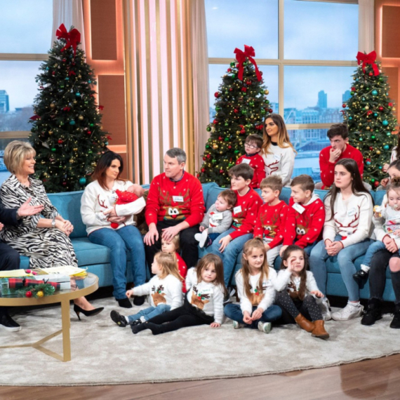 Ima 22 deteta i daje hiljade evra za poklone: Prvi put se porodila sa 14 godina FOTO
