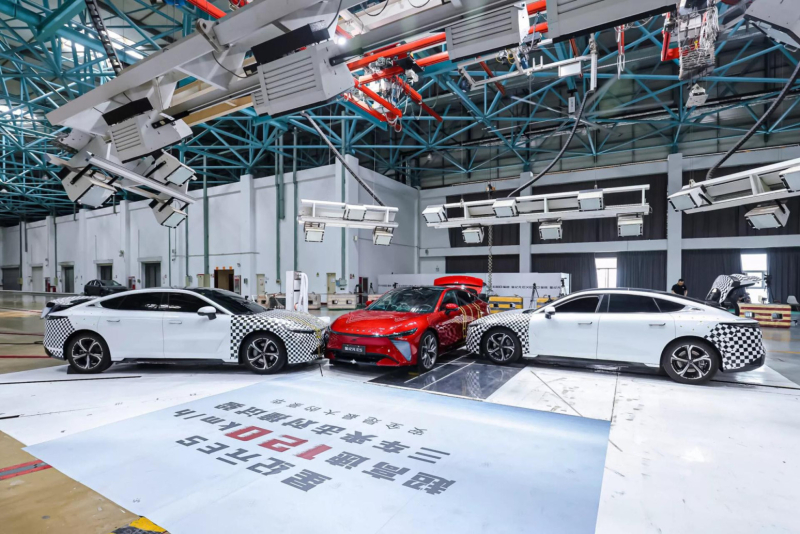 Pogledajte šta se desi kad se sudare tri kineska električna automobila VIDEO