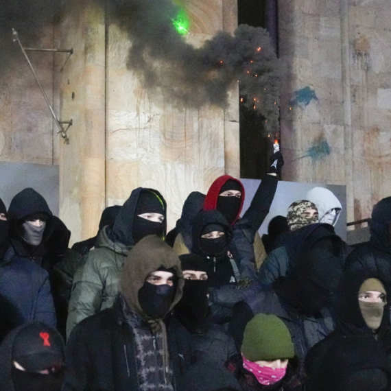 Gruzija zabranila pokrivanje lica i paljenje vatrometa na protestima